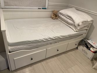 Cama Y Mesita De Cuarto