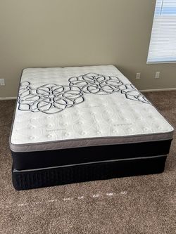 Queen Size Mattress Pillow Top 12"   new Mattress in a plastic sealed