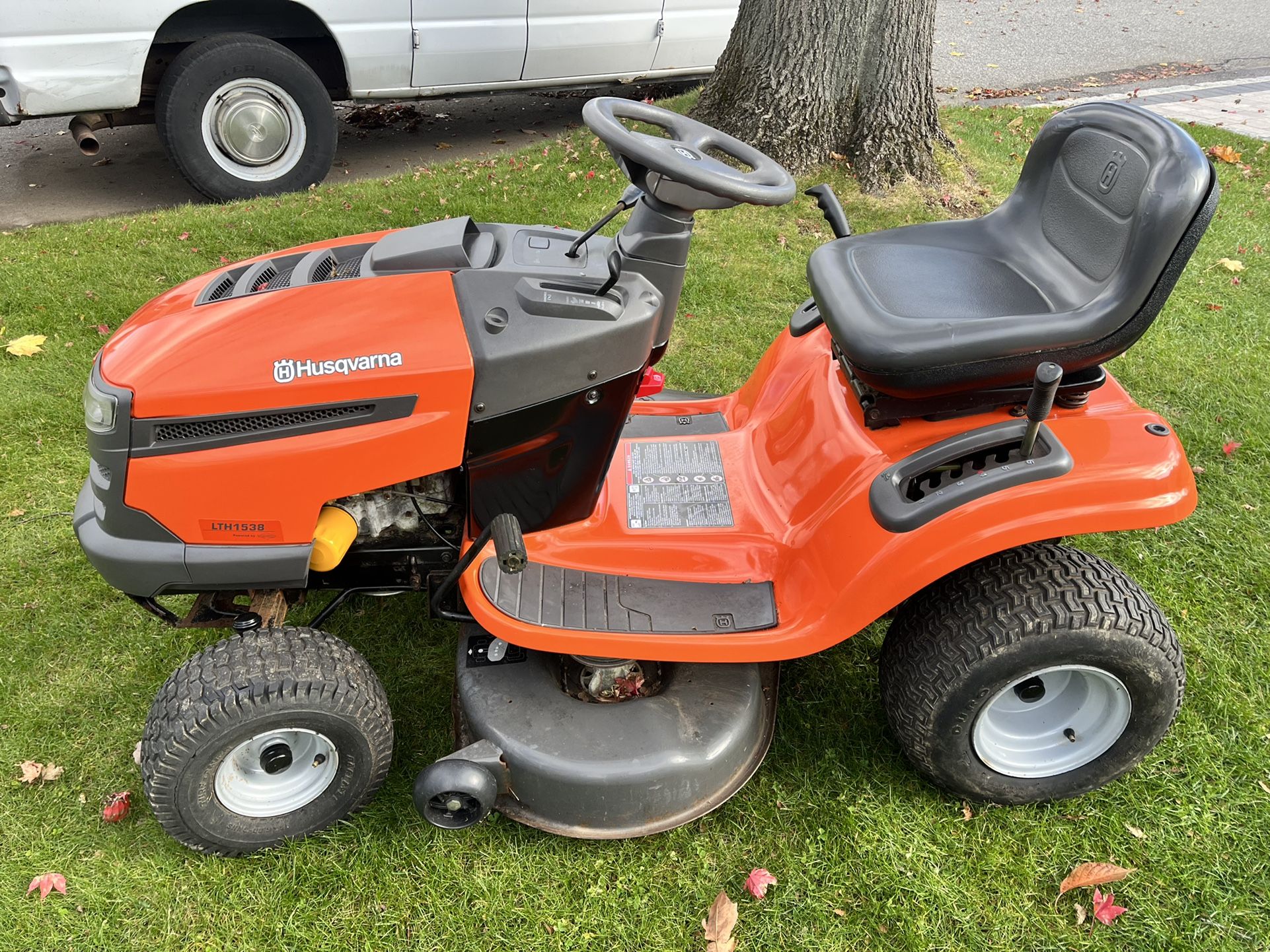 HUSQVARNA LTH1538 BRIGGS 15.5HP 38” LAWN TRACTOR