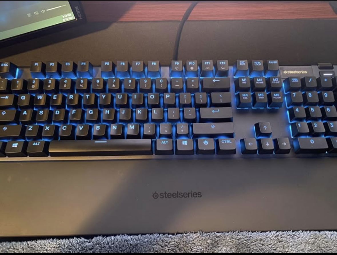 Steel Series Apex 5 Keyboard
