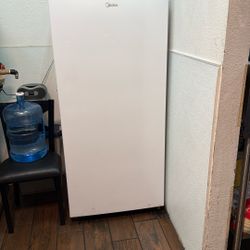 Standing Freezer 5 Ft 