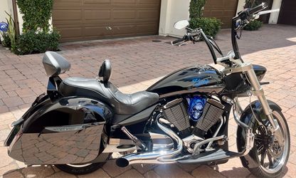 2011 Victory Cross Roads – Built 106ci (Lloydz Cams, Trask, 21" Wheel) – 18,500 Mi