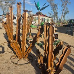 🪷Bold Rustic Cactus Sculptures🌵Statement Pieces🐸+Metal Art Decor