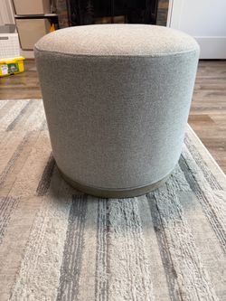Round rotating 360 degree ottoman