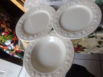 Windsor Browne White Ceramic Embossed Fruit Pattern Dinner Plates  Italy