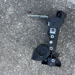 Q60 Right Headlight Arm 