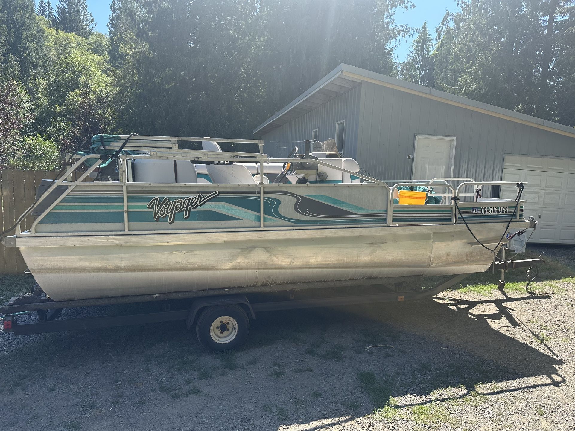 18’ Pontoon Boat