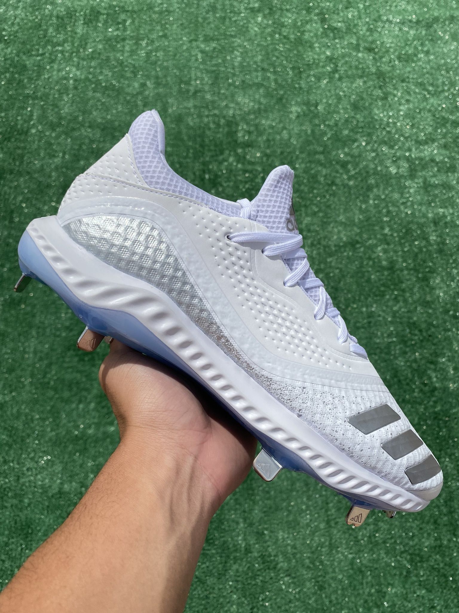 ADIDAS ICON 5 BOUNCE W LOW “WHITE / METALLIC SILVER” METAL SOFTBALL / BASEBALL CLEATS (Size 11.5, Women’s = Size 10, Men’s)