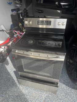 GE  Electric Oven And Stove. 4 Burners