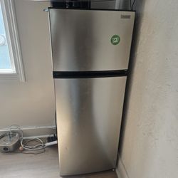 4.5 cu. ft. 2-Door

Mini Refrigerator in Platinum Steel with Freezer

by Vissani