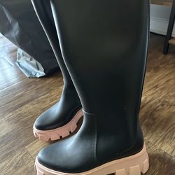 Resin boots - NEW - size 8.