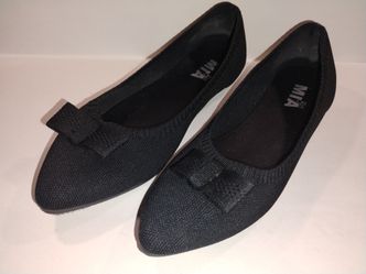 Black knitted with bows flats. Size 8..mia brand