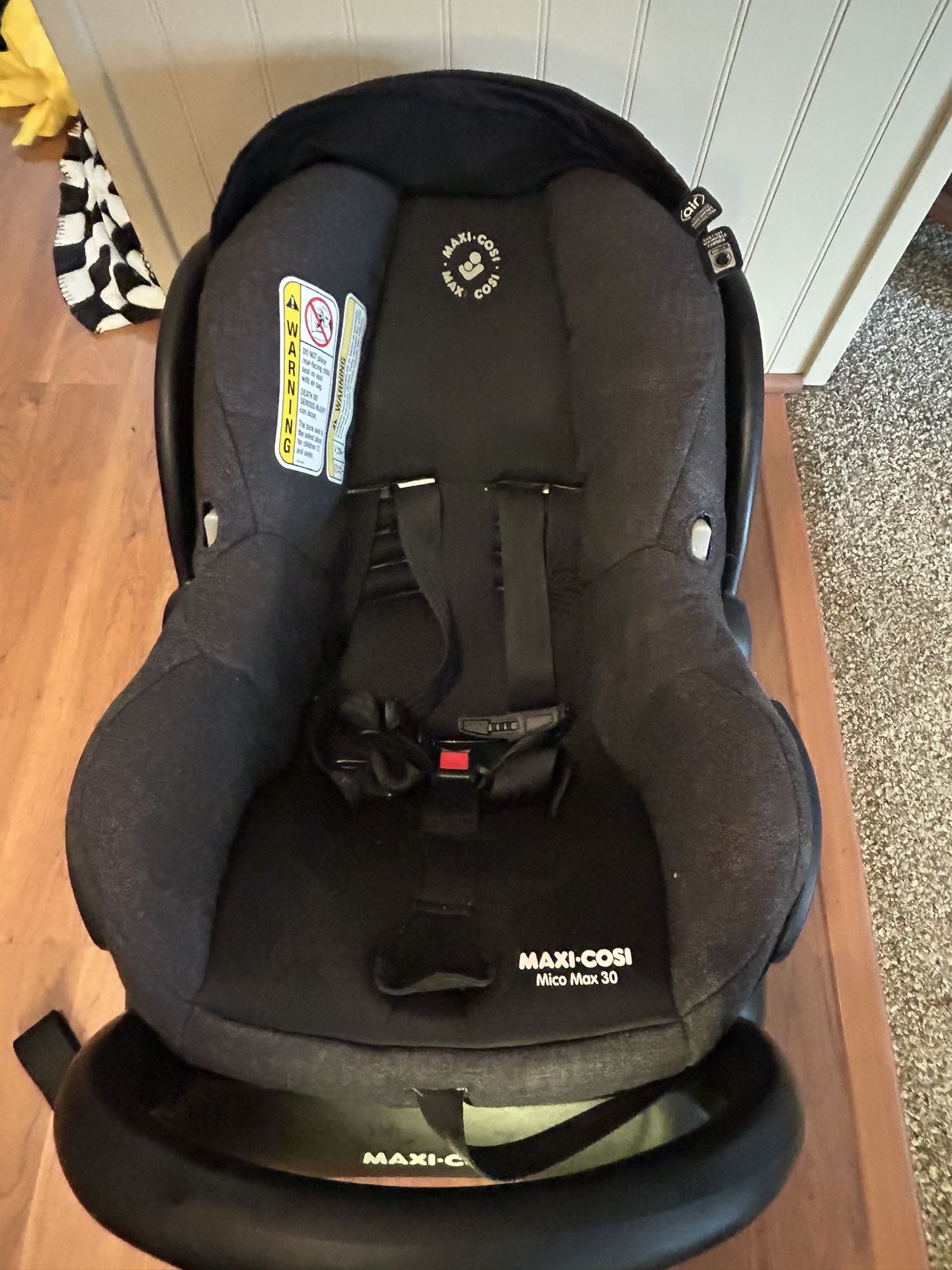 Maxi Cosi Infant Car seat And Base