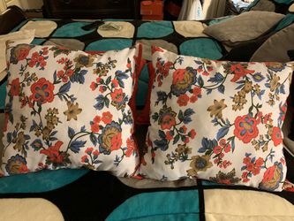 Cuatro cojines nuevos hechos en casa