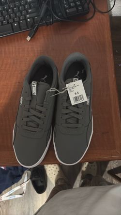 9.5 Puma laced shoes