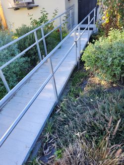 ALUMINUM WHEEL CHAIR RAMP 