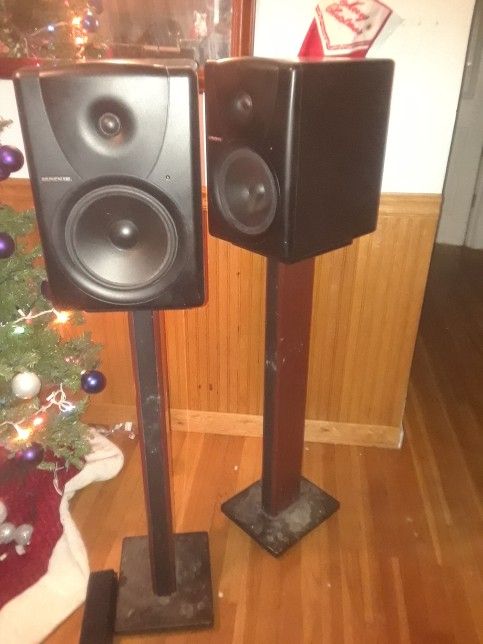 Mackie mr8 active studio monitor on islands 2x