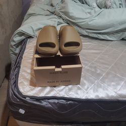 Ochre Yeezy Slides Pickup Only Size 8