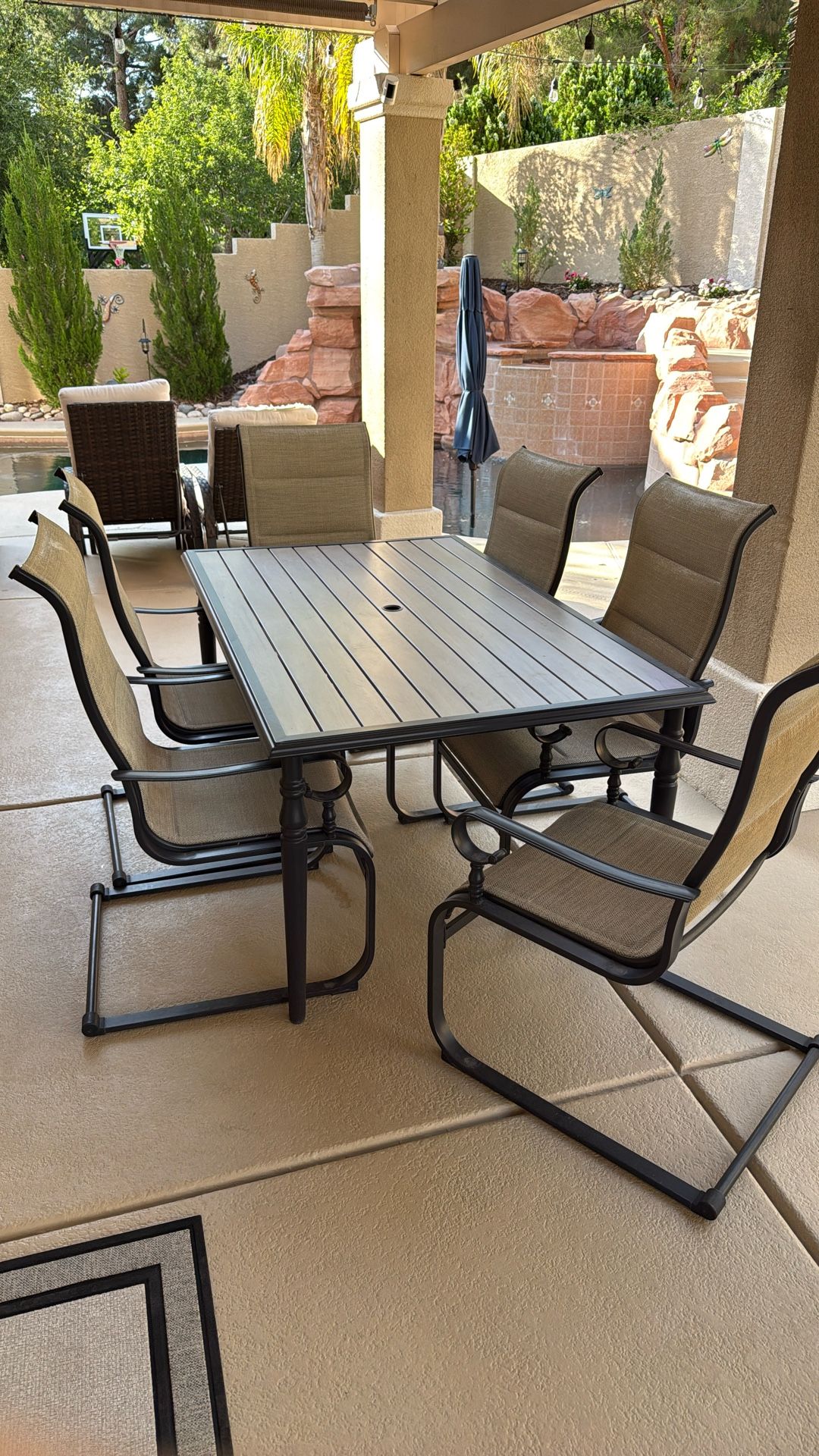 Patio table+ 6 Chairs