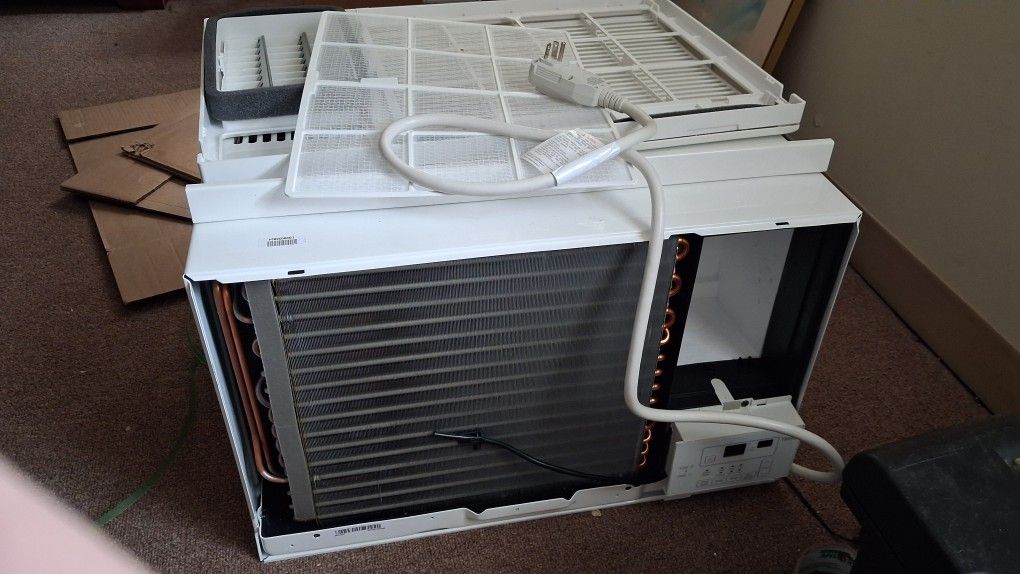 LG 12000 BTU  AIR CONDITIONER. New,   230 Volts. Window Or Through Wall