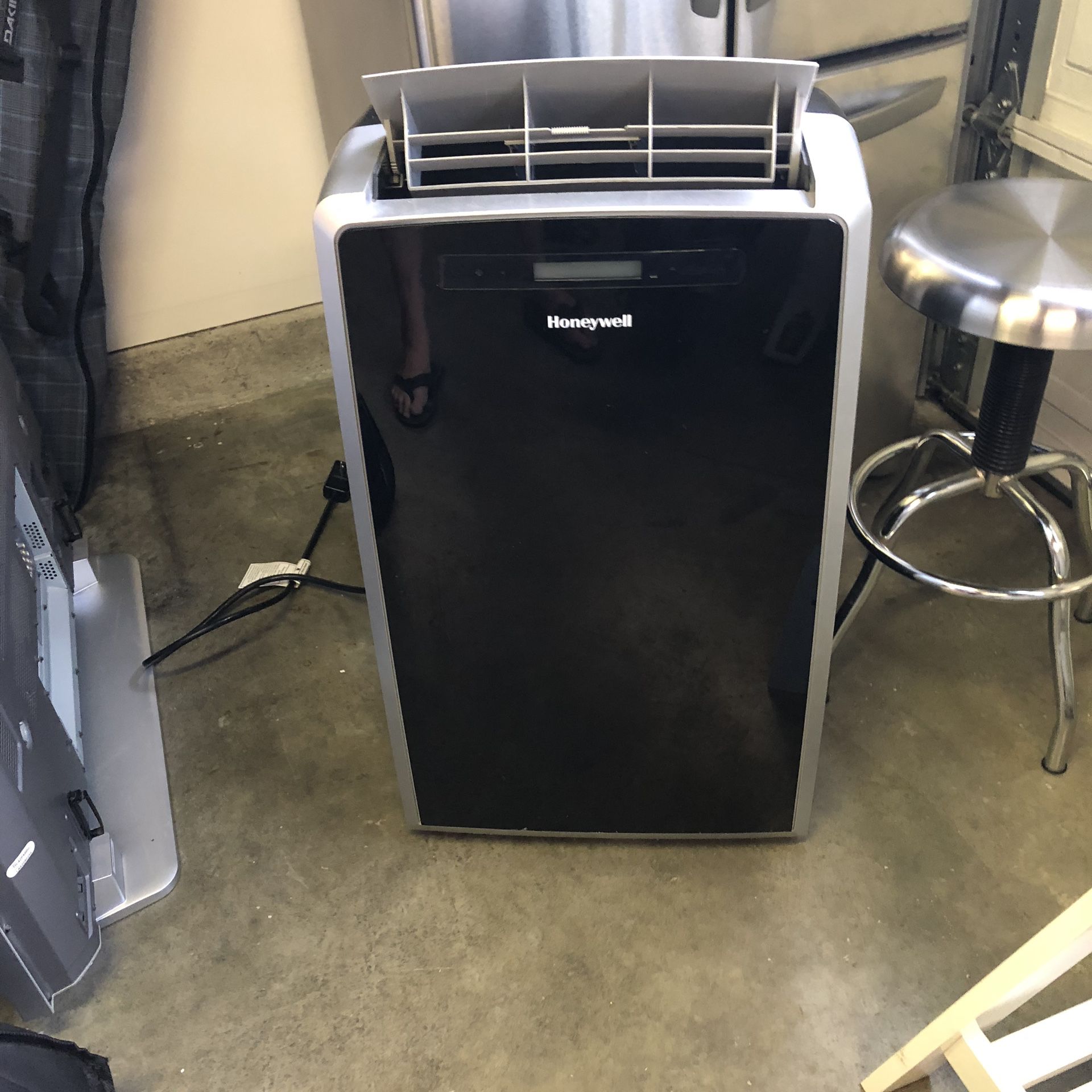 Honeywell Portable Air Conditioning, heating, fan, dehumidifier (14,000 BTU)