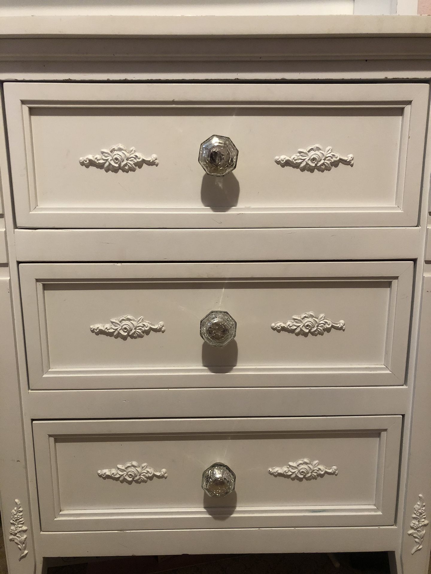 Solid White Desk with Hutch