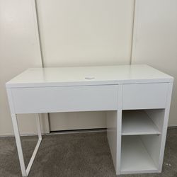 IKEA WHITE DESK WITH 2 DRAWERS AND 2 SHELVES IN EXCELLENT CONDITION