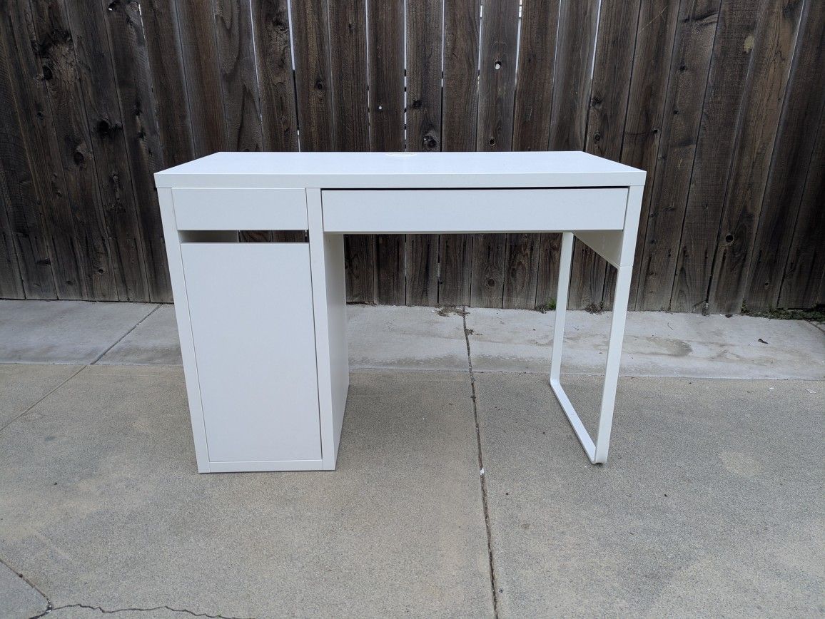 IKEA WHITE DESK -MICKE