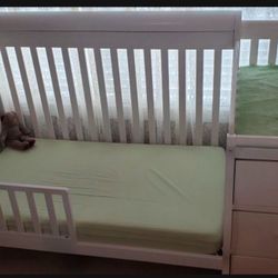 Baby Crib/Toddler Bed 