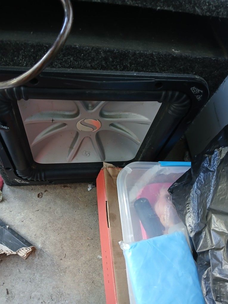 Kicker Speaker & Kenwood 1800 Watt Amplifier 