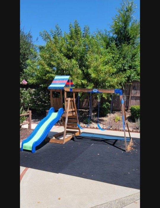 Backyard Discovery Briarcliff Swing Set  