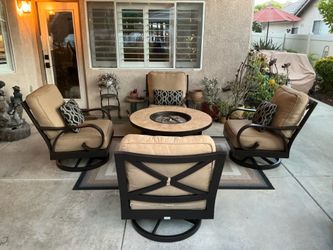 Luxury Patio 4 Swivel Club Rockers. Like new condition