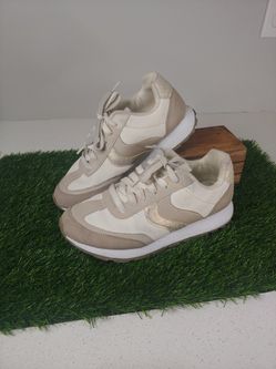 Girls/kids Cat and Jack beige casual shoes sneakers size 5.  USED