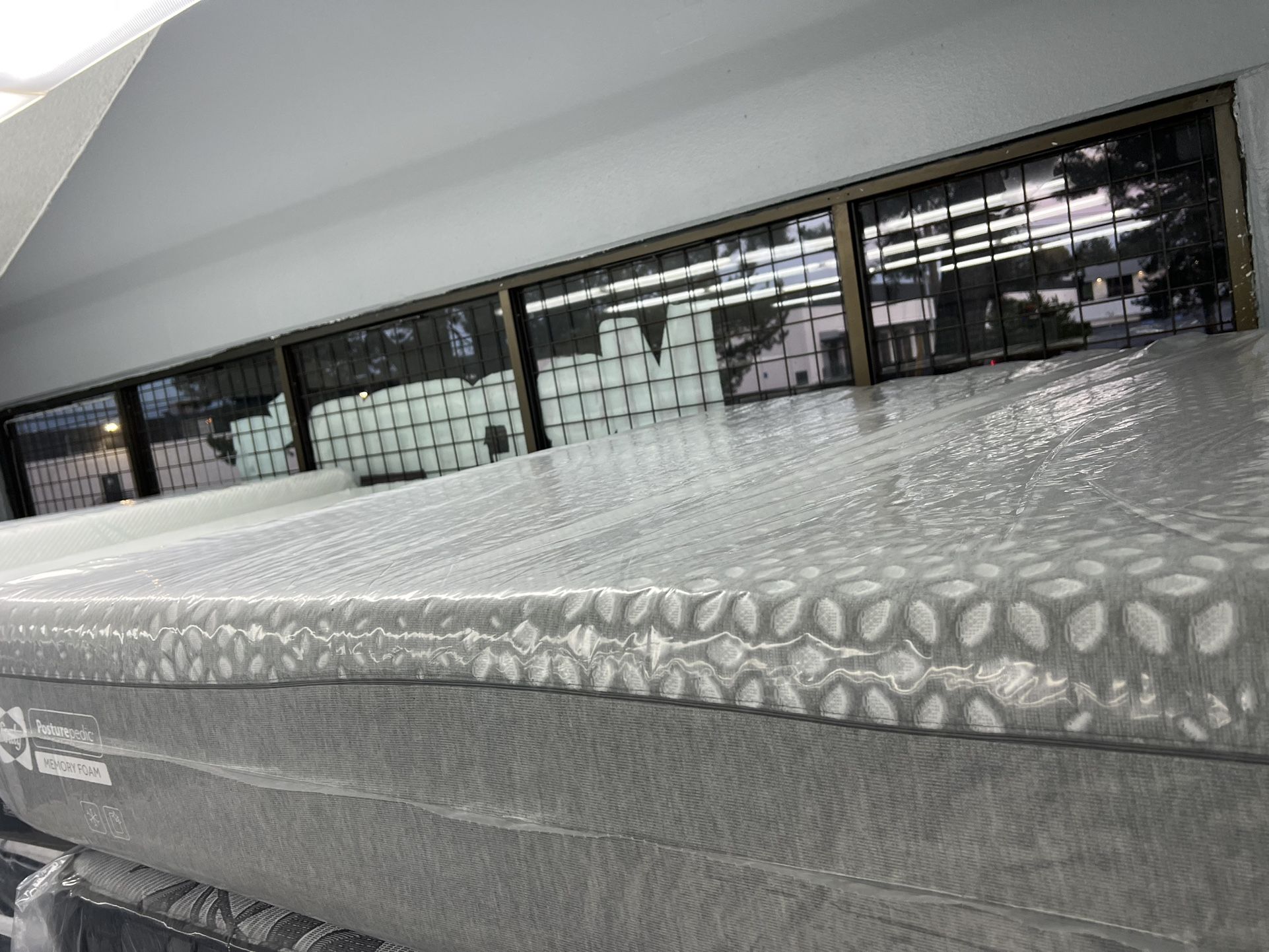 QUEEN SIZE SEALY HYBRID MATTRESS & BOX SPRING BED SET