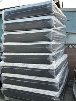 Queen Size Memory Foam Mattress 12"    New Mattress in a plastic sealed