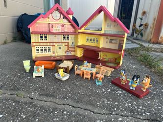 Bluey Ultimate Lights & Sounds Playhouse with Figures and Furniture