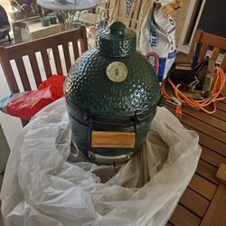 Mini Green Egg Smoker / BBQ  Brand New.  No Nest  Never Uesd Just Unboxed.