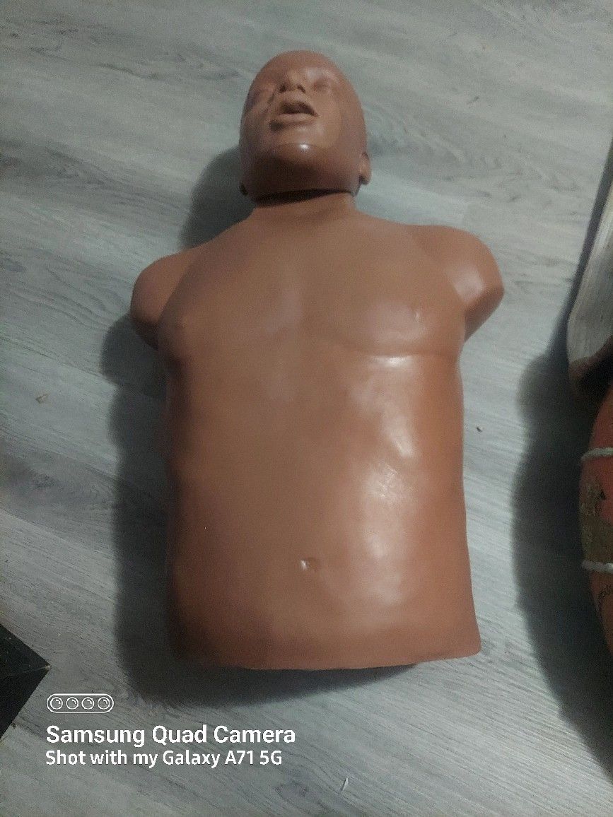 CPR TRAINING MANIKIN