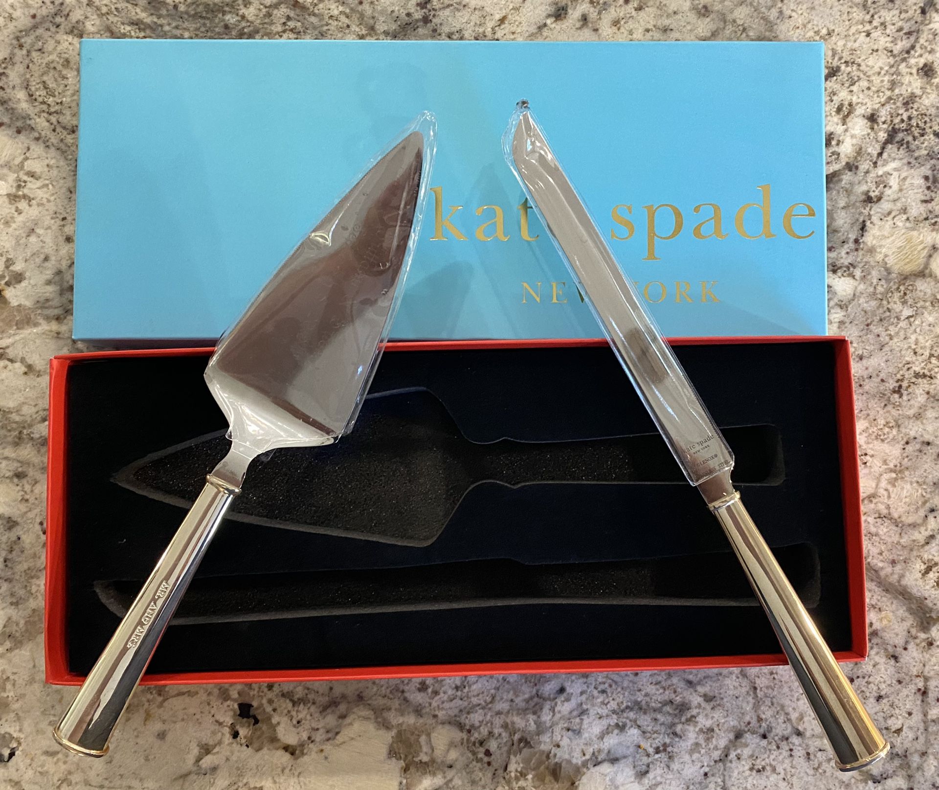 Kate spade “Mr & Mrs” Wedding Cake serving Set