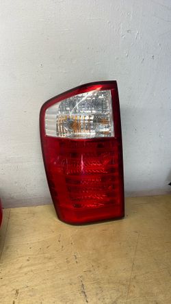2007 to 2010 Kia Sedona driver side taillight