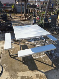 Picnic table