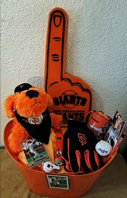 SAN FRANCISCO GIANT'S,  GIFT BASKET. ( PICK UP IN MODESTO.)