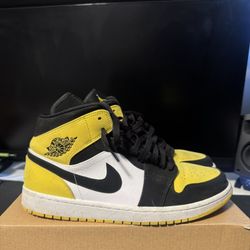 Jordan 1 Mid “Yellow Toe” Size 11