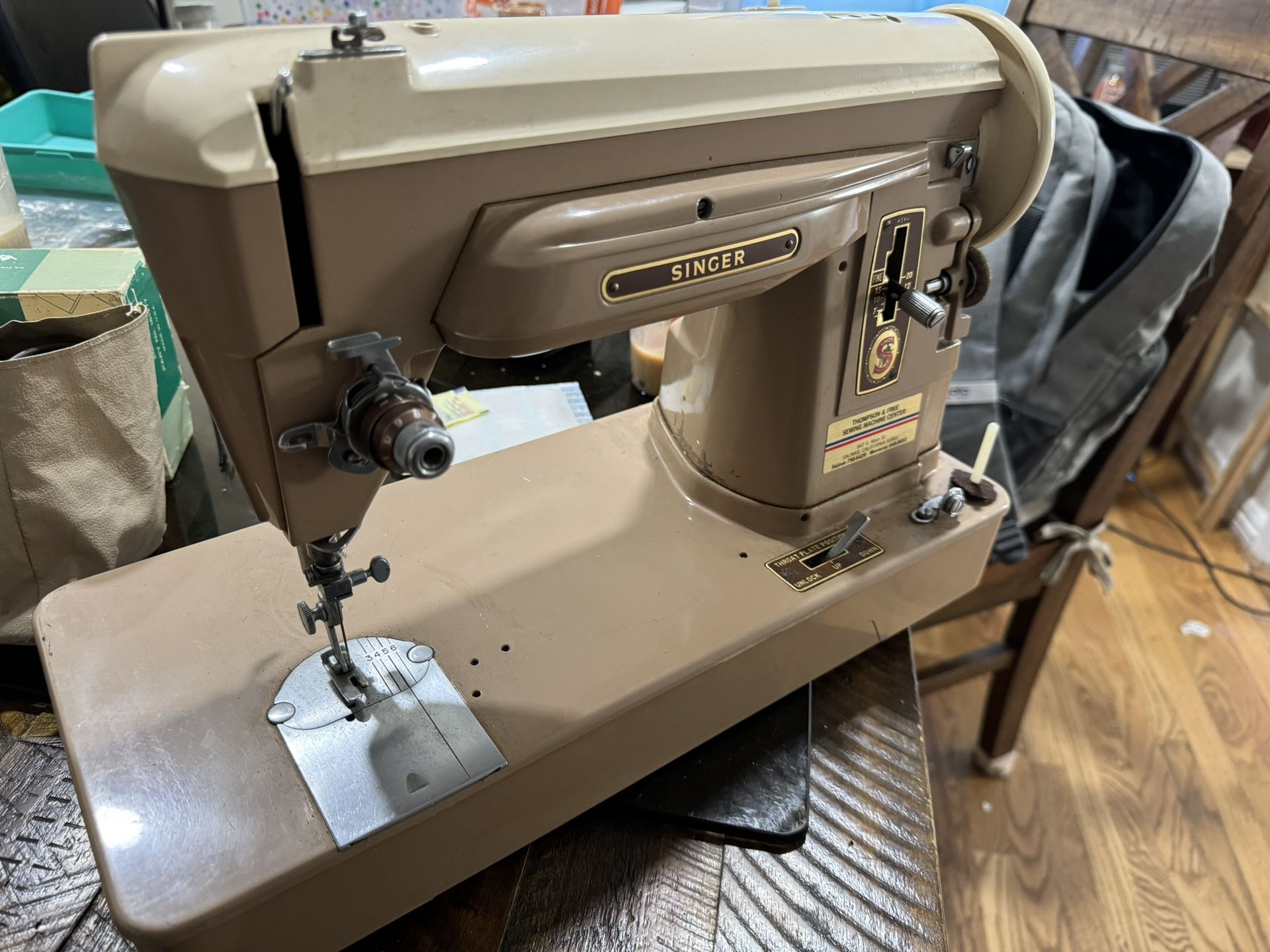 VINTAGE SINGER 404 SEWING MACHINE w/CASE