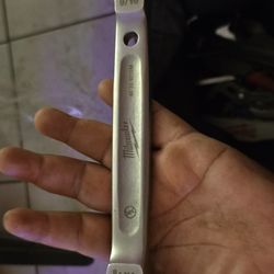 Milwaukee Linemens Milwaukee Lineman's 5-in-1 Ratcheting Wrench with Milled Strike Face (Model 48-22-9216). 