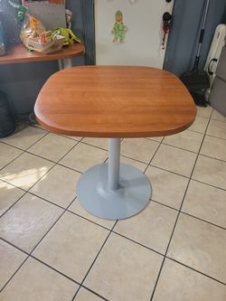 30x30 Table With Disc Base