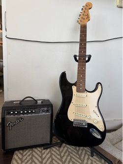 Fender Squire Strat Guitar & Frontman 15g Amp