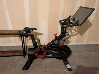 Peloton Bike (Excellent Condition) + Official Weights & Floor Mat Included