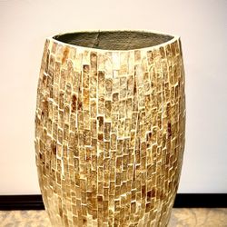 Shell Art vase with dimensions H21xL9xD4 inch Lbs 3.5. Beautiful item in excellent like new condition  Item# 423RR17 Lbs 3.5