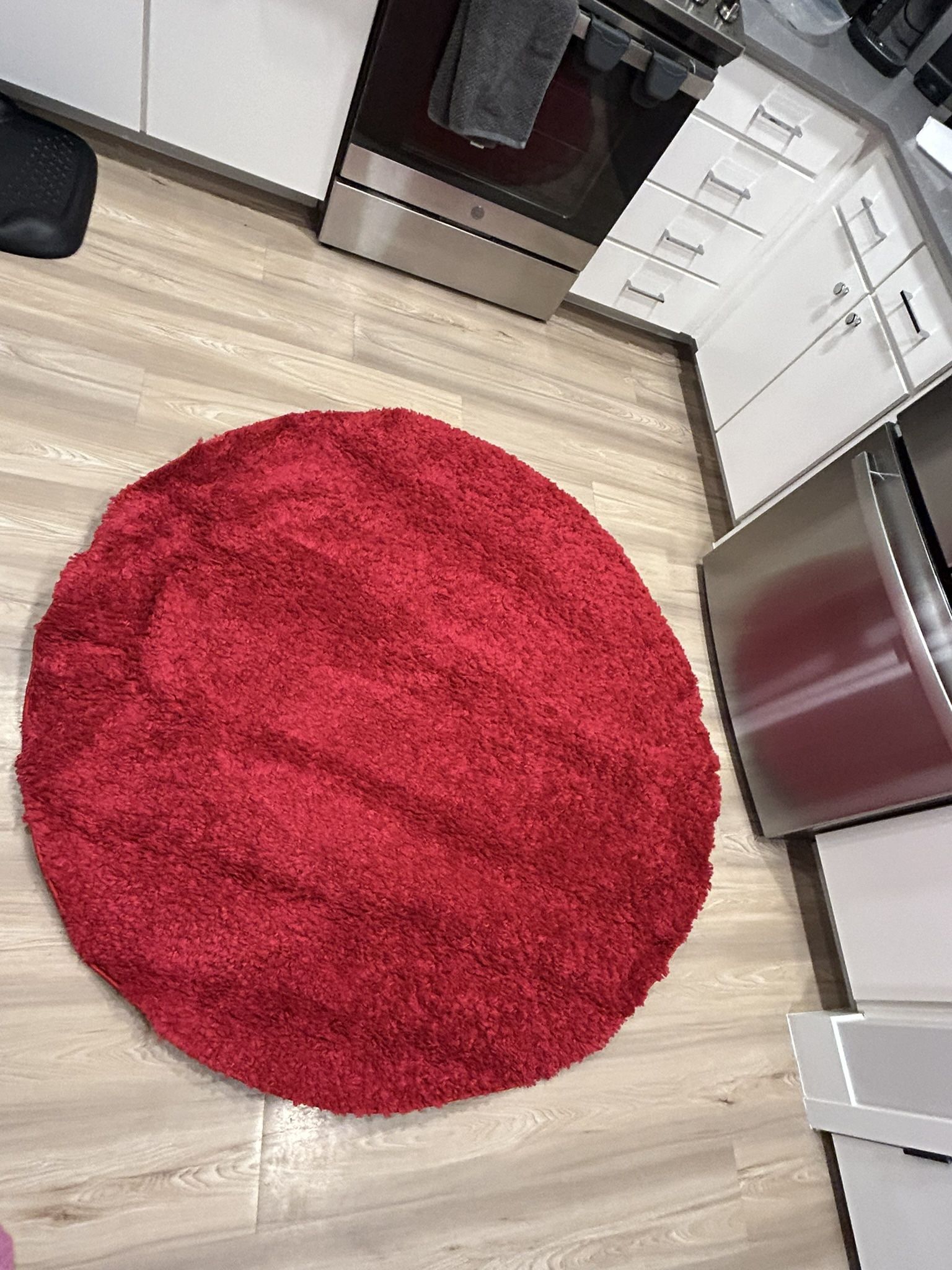 SAFAVIEH Red 5'3" Round Shag Solid 1.2-inch Thick Area Rug